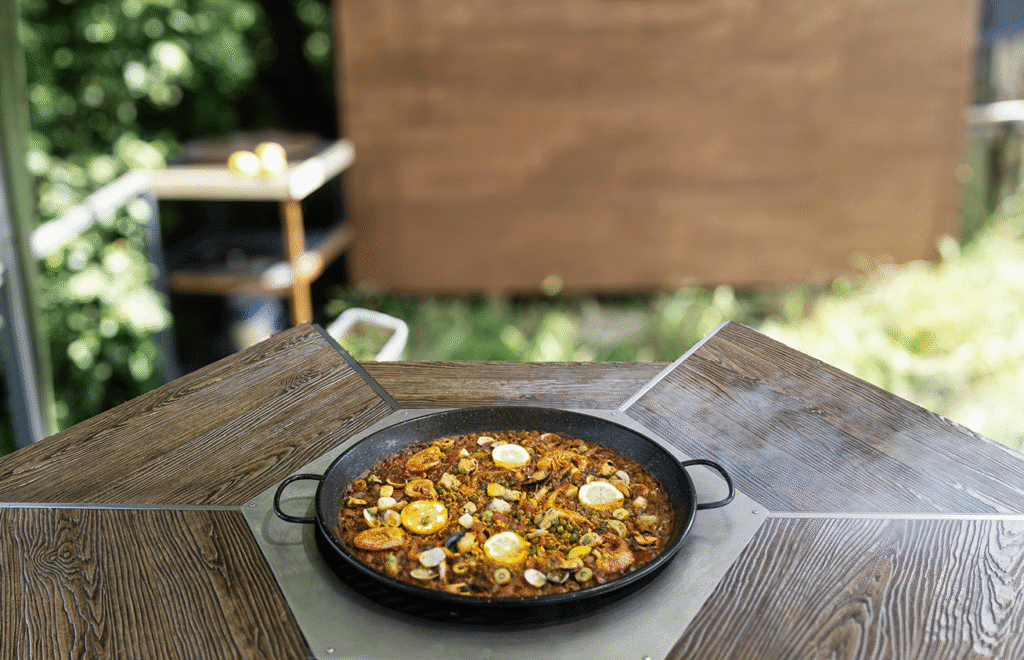 Paella colocada en la barbacoa de carbón Gemeldy