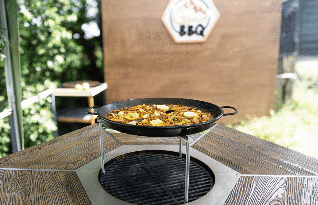 Paella colocada en la barbacoa Gemeldy